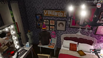 Velho Milf Esvaziando A Mamadeira No Quarto Da Neta Na Frente Do Computador Dela