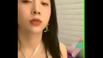 Uplive - Idol l_n livestream thay đồ lộ hàng