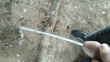 Młody Chłopak Sika Na Ulicy