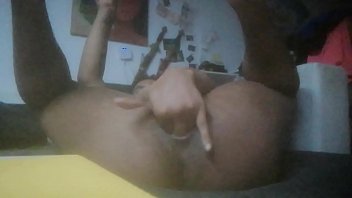 Ce Jeune Métisse Qui Se Masturbe Avec Ses Deux God Devant Ses Manga Préféré Sur Son Canapé