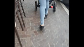 Big Ass In Tight Jeans