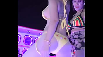 Chica Bailando En Traje De Pikachu