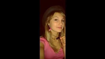 La Fille Au Grand Decollete