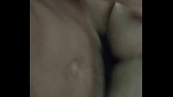 Abelissauro E Garoto Expositor Metendo No Sofá