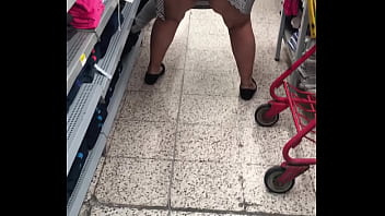 En El Super Con Vestido Rayado