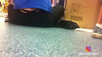 Colegiala Sentada Y No Se Da Cuenta Que Grabo Su Tanga