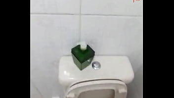 Batendo Uma No Banheiro #3