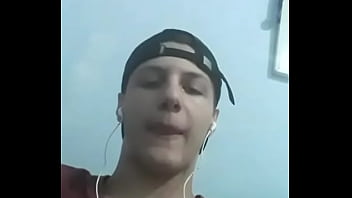 Branquinha Fazendo Biquinho Em Quanto Senta