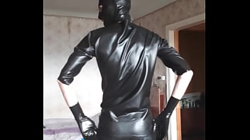 Парень в длинных латексных шортах и футболке