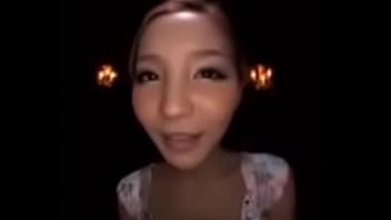 可愛い女の子がガラス板にベロキス