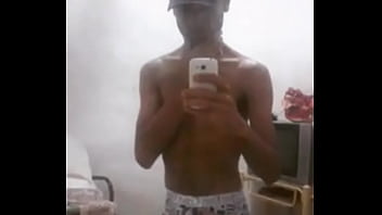 Leonardo Rodrigues - De Cueca Boxer No Instagram 02