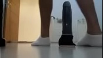 Enterrando Um Cosolo Grosso No Cu,arregacando O Cu,que Delícia,vem Escorregar Junto.!!!!!