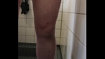 Im Keuschheitsgürtel Verschlossen Im Freibad Geduscht