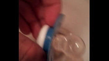 Il Nettoie Les Toilettes Avec Sa Tétine Avant De La Sucer