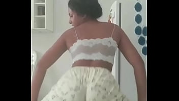 Novinha Rebolando - morena, bucetuda - Video 3012374