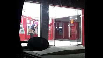 Enseñando Las Nalgas En El Cajero