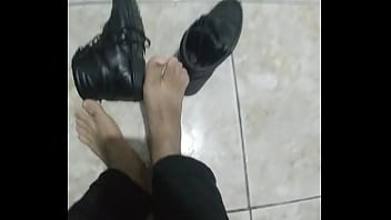 Tirando Os Coturnos Com Chulé