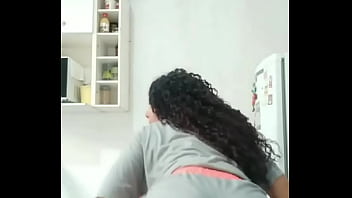 Novinha Carolzinha Rebolando De Shorts