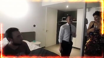 Le Abren El Culo Con Una Enorme Poronga , Le Meten Una Botella De Sidra Y Toman Del Culo Directamente ( Que Rica Sidra )