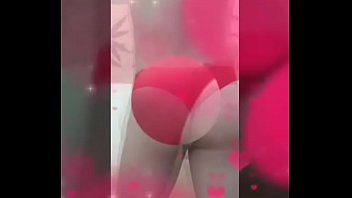 Mi Amigo Me Exhibe Su Bikini Rojo.