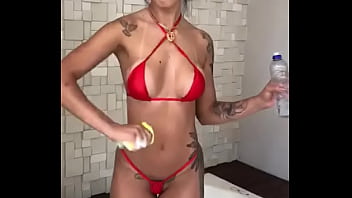 Gostosa Se Exibindo Na Hidro!