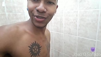 Novinho Tomando Banho E Se Raspando Na Exibição Em Casa