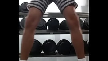 Volum_o No Short Apertado Fazendo Agachamento Na Academia