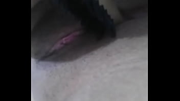 Novinha Com Escova De Cabelo Na Buceta