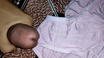 Xuất tinh ra quần lót nyc