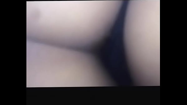 بنت عربيه اندر ايدج تعرض طيزها