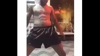 Chicos Bailando En Short