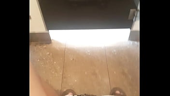 Đi vệ sinh mà thằng nhỏ quậy gh_