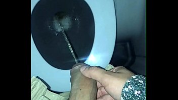 Dotado Gozando No Banheiro Do Avi_o