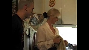 Mãe Da Para Filho E Amigo