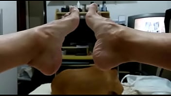 Siririca Anal, Macho Tesudo Masturbando O Cu E Exibindo Os Lindos Pés. Gozando Pelo Rabo.