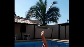 Malhando Na Piscina