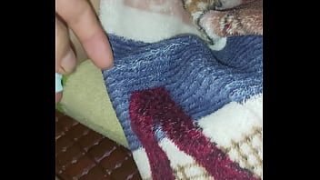 Bú trộm chị vợ mặc lọt khe