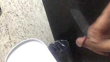 Mijando No Banheiro Do Shopping Com O Pau Duro Cabeçudo