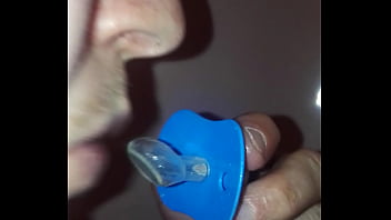 Il Pisse Sur Sa Tétine Avant De La Sucer