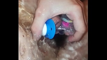 Il Joue Avec Ses Tétines En Prenant Un Bain Et Se Fait Plaisir