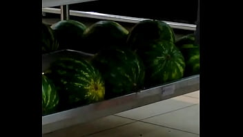 Mostrando A Buceta No Mercado