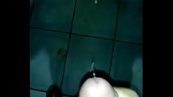 Batendo Uma No Chão Do Banheiro