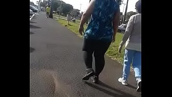 Coroa Morena Caminhando De Calça Legging Preta