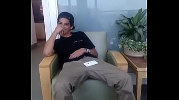 Novinho Levanta O Celular Com A Pica