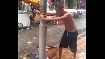 Homem Sob Efeito De Tentando Matar Um Poste.