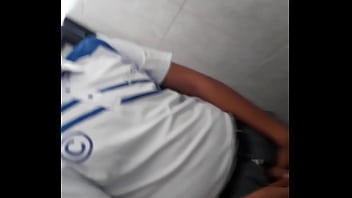 Lo Captan Metiéndole Todo En El Baño