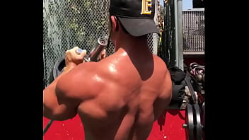 Homem Gostoso Malhando Suado