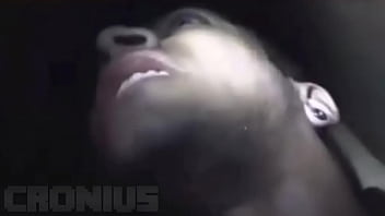 Moreninho De Olho Azul Sendo Comido .