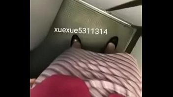 飞机上实在忍不住了就直接在厕所解决