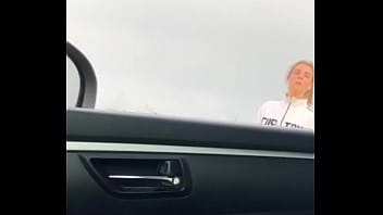 Me Gusta Tocarme En Público Y A La Rubia Le Gusta